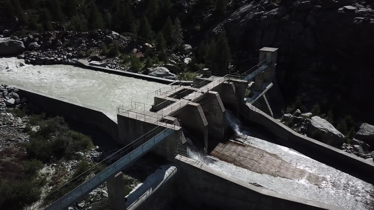 instalación de hormigón en las montañas: represa hidroeléctrica vista por drones en los alpes suizos