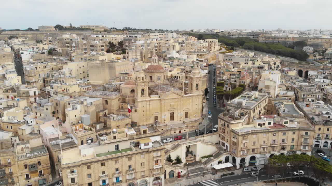 Riprese aeree panoramiche lente con drone 4K del paesaggio urbano dell'isola mediterranea densamente popolata di Malta e delle sue famose 'Tre Città'