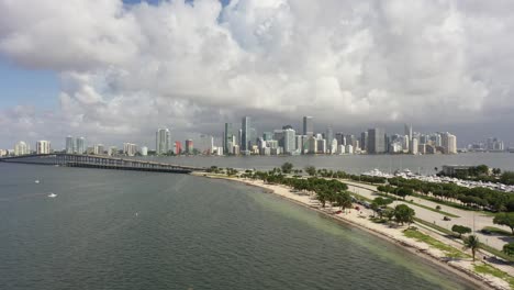 una rápida revelación aérea del horizonte de la ciudad en miami
