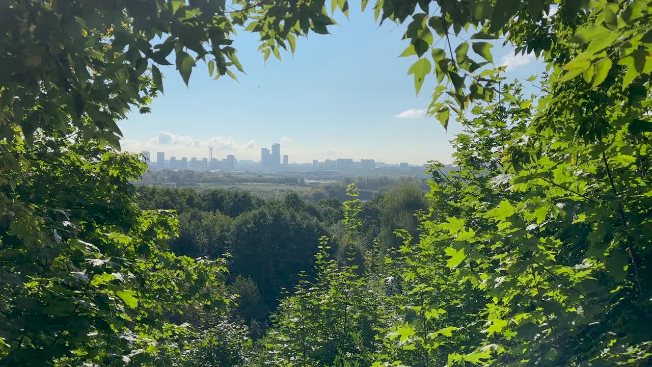 Vista panorâmica da cidade da colina verde (vídeos em 4K60)