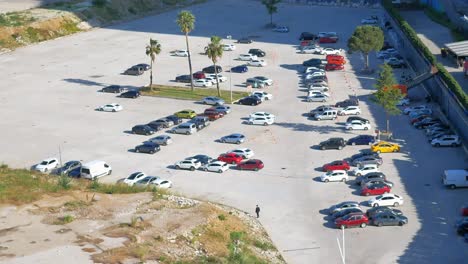 vista aérea del estacionamiento con muchos coches