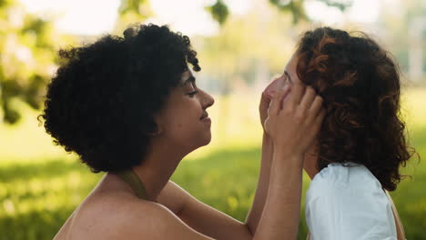 Pareja-Romántica-En-El-Parque