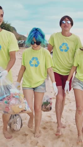 los voluntarios se unen para una playa más limpia en un vibrante esfuerzo de limpieza costera