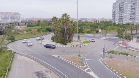 Ein-Blick-Auf-Autos,-Die-Sich-Auf-Dem-Runden-Platz-Mit-Verkehrszeichen-In-Katalonien,-Spanien,-Bewegen