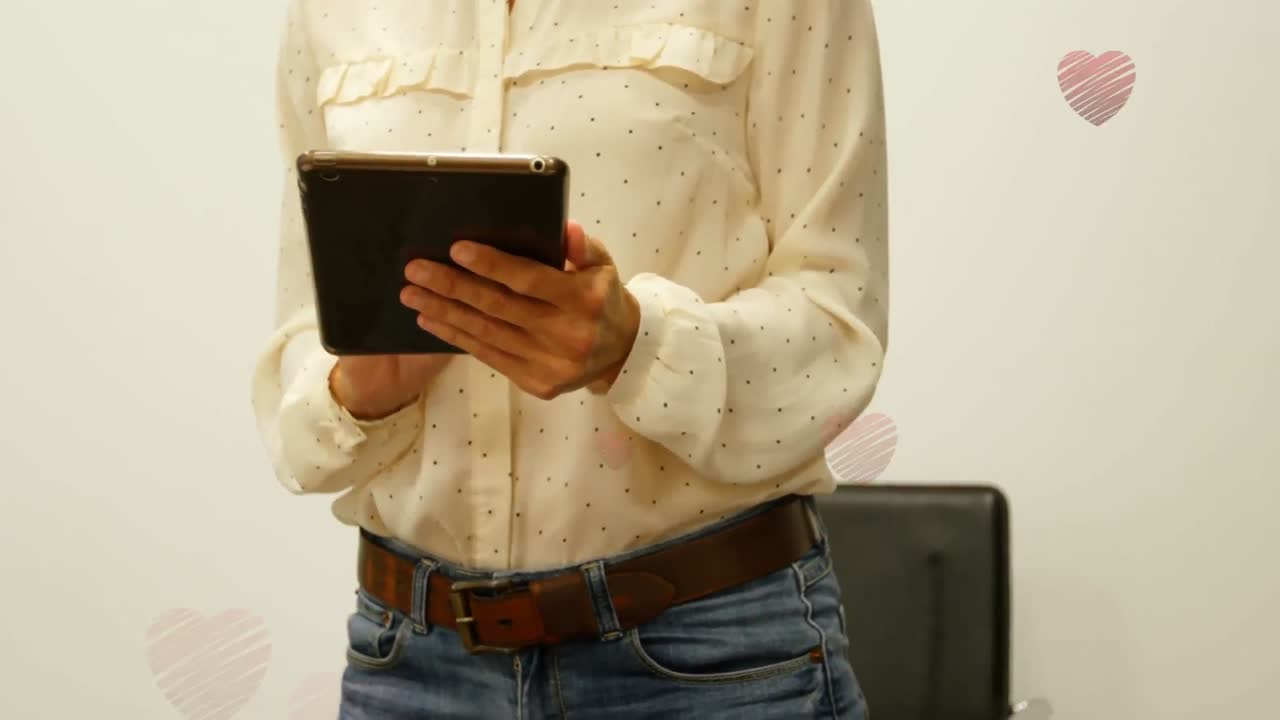 animación de iconos de corazones de las redes sociales sobre una mujer que usa una tableta