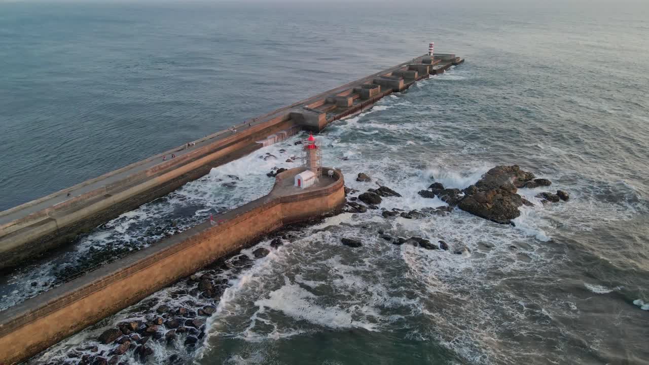 farolim de felgueiras se alza en la pintoresca costa de oporto.