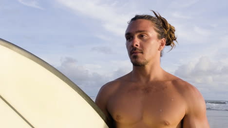 joven con tabla de surf