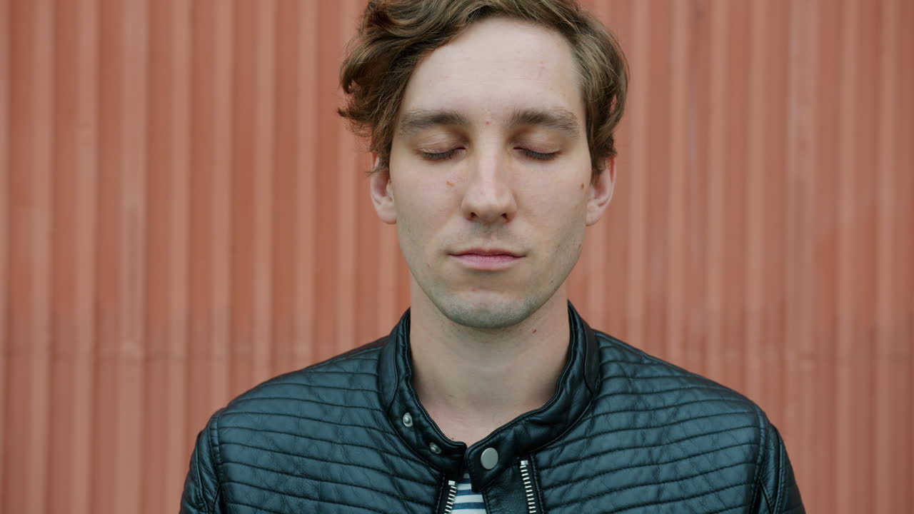 muž se šťastným výrazem