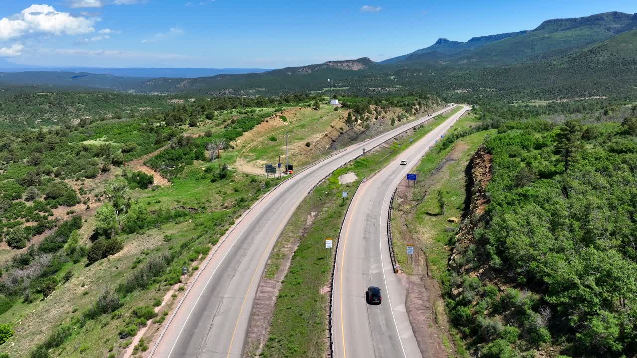 콜로라도의 바위 산맥을 가로지르는 경치 좋은 고속도로의 공중 촬영