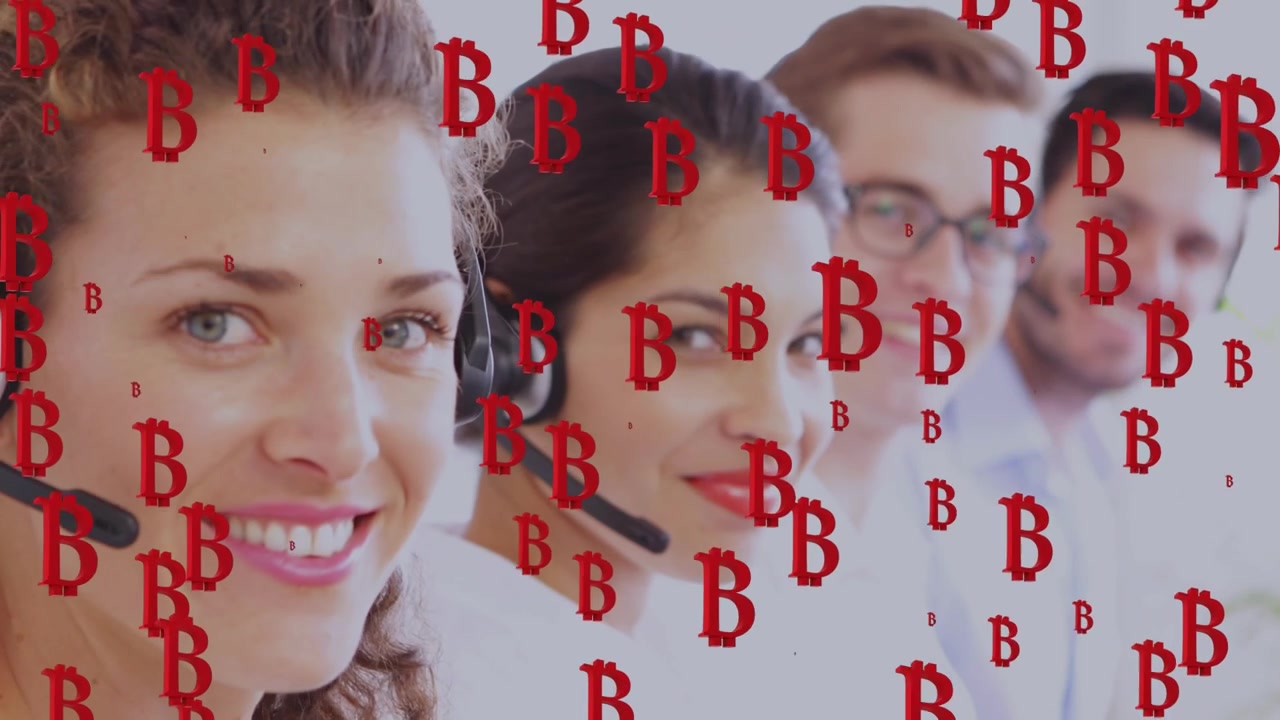 Team di assistenza clienti che lavora in ufficio con sovrapposizione Bitcoin