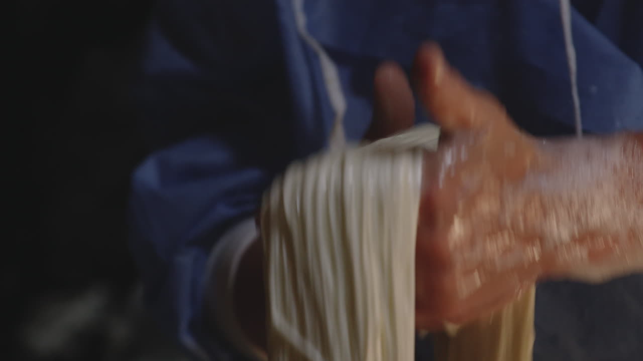 신선한 젖은 치즈 커드의 수동 헹굼, 손에서 떨어지는 우유 거품