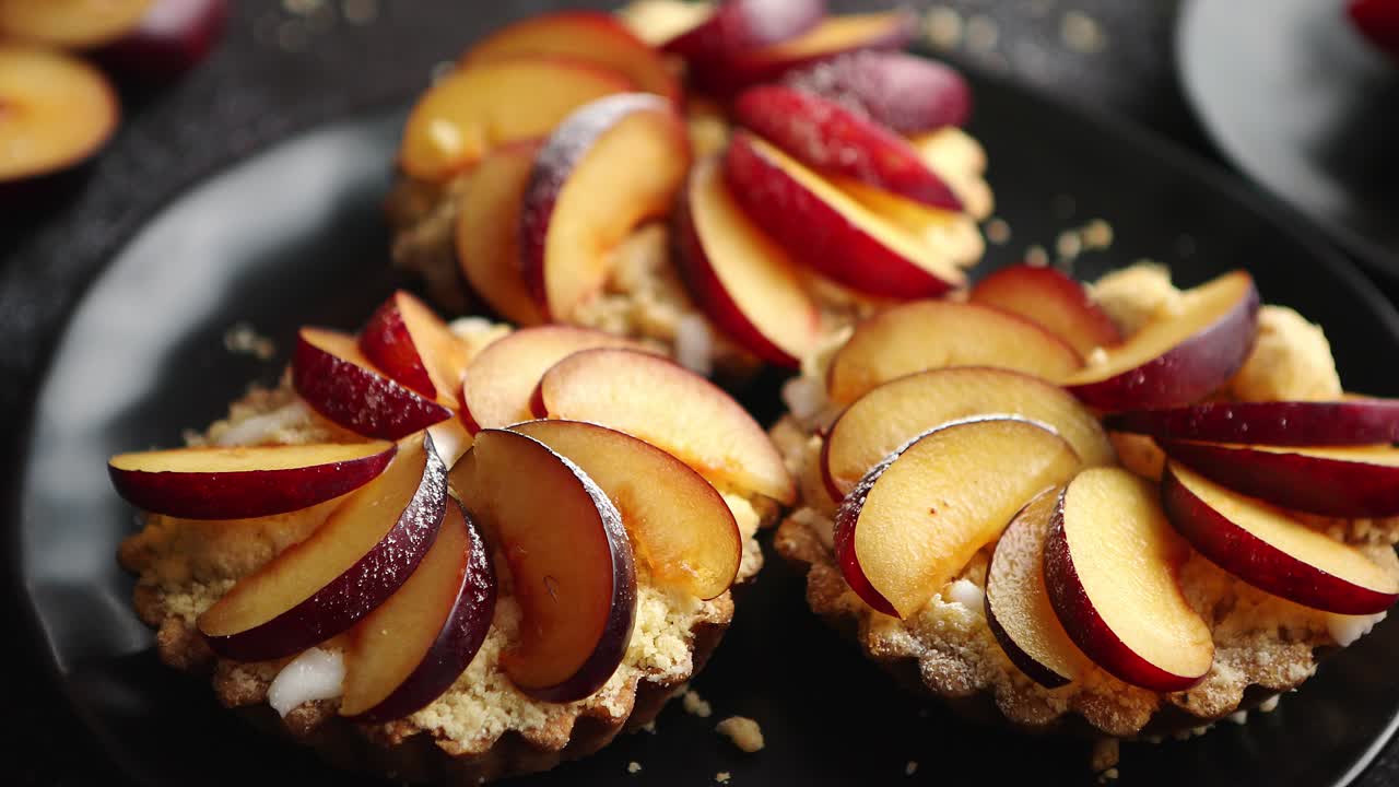 deliciosas mini tartas caseras con ciruelas frescas en rodajas