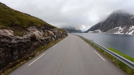 punto de vista del vehículo conduciendo un coche en una carretera en noruega