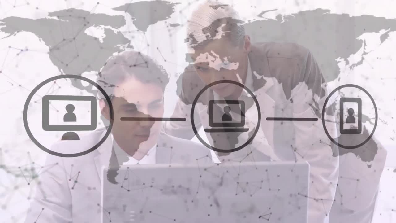 un grupo de hombres de negocios hablando entre sí en una oficina brillante.