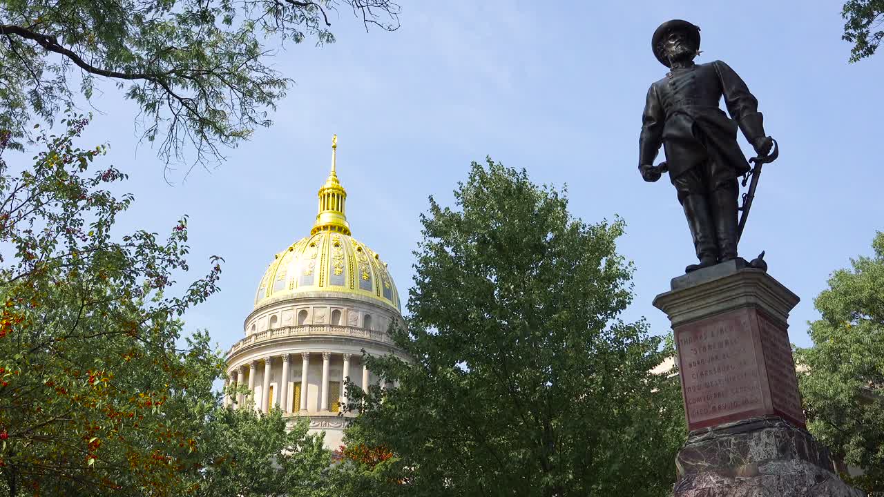 статуя конфедератов стоит перед зданием столицы в чарльстоне, западная вирджиния