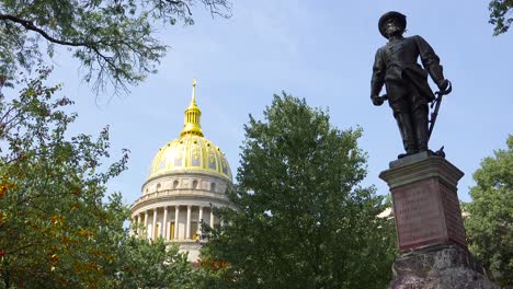 uma estátua confederada fica em frente ao edifício da capital em charleston west virginia