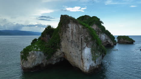 Drohnenaufnahme-Umkreist-Die-Mismalyoa-Bögen-Im-Teilweise-Bewölkten-Puerto-Vallarta,-Mexiko