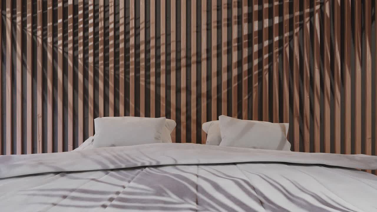habitación de hotel moderna con interior minimalista con sombra de palmera en los muebles