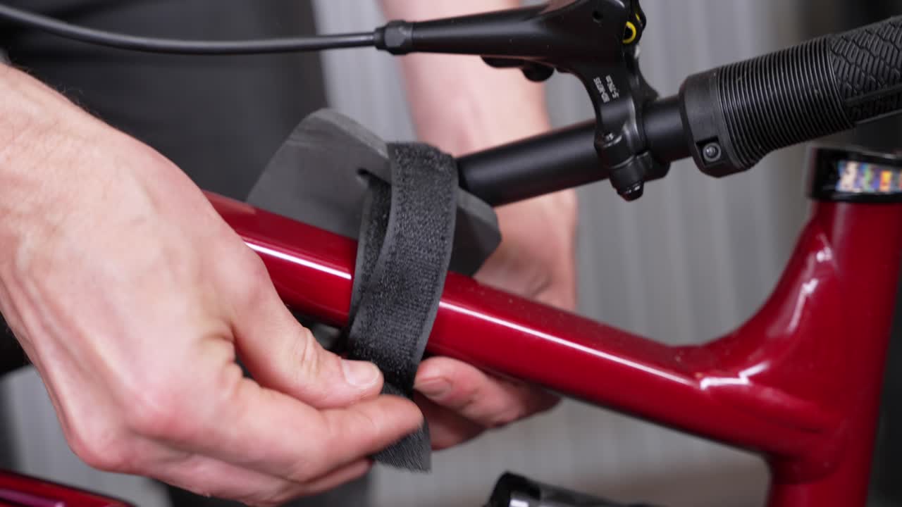 상자에서 꺼내는 새 자전거 산악 자전거, 프레임에 인 바라