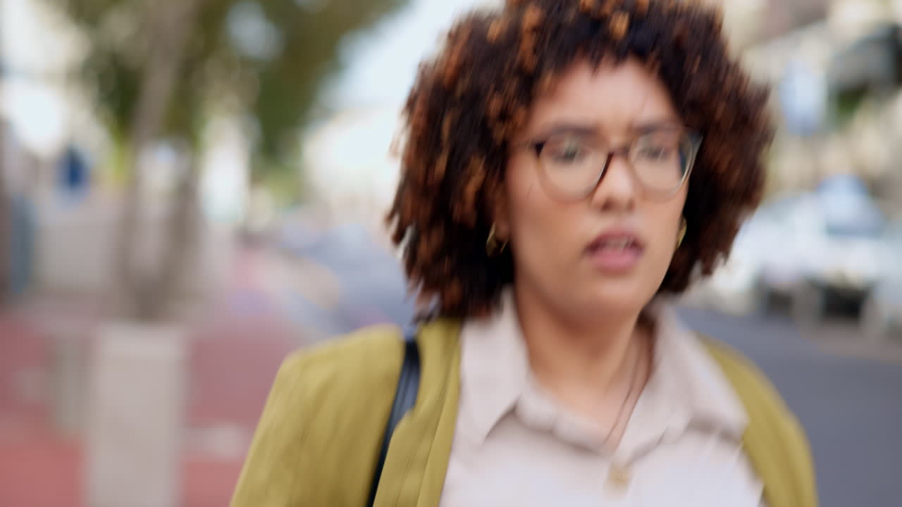 tiempo, tarde y una mujer de negocios corriendo