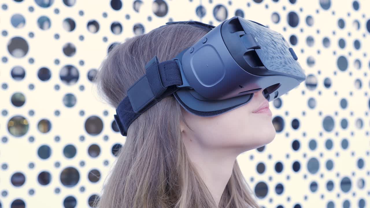 vr 헤드을 착용한 소녀