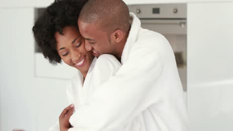 Pareja-Romántica-Sonriente-Desayunando-Juntos