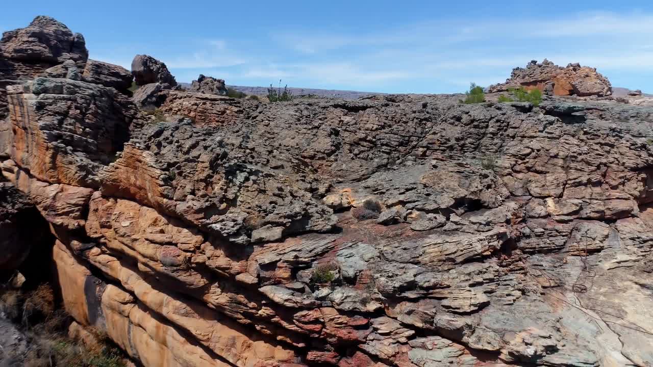 vista aérea del paisaje y las montañas rocosas 4k