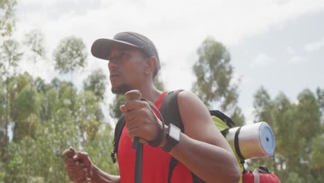 hombre de raza mixta deportivo con pierna protésica caminando