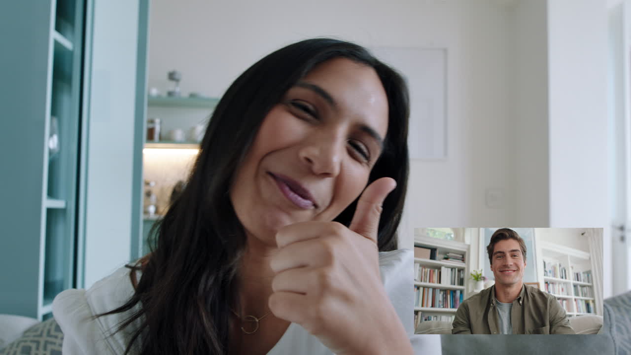 mujer de raza mixta hablando en video con su novio usando una webcam mostrando un nuevo apartamento sonriendo disfrutando del chat con una aplicación de video en línea