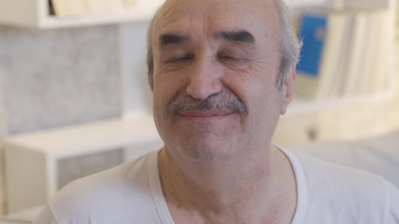 el viejo está emocionado y sorprendido.