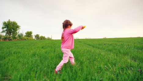 Una-Niña-Corre-Por-El-Campo-Como-Un-Avión-2