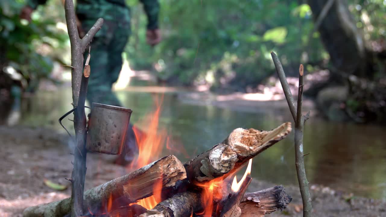 소나무 숲 근처의 소나무 나무 숲에서 불타는 불꽃의 4k 중간, 소나무숲에서 불 타는 나무 캠프 파이어, 모험 캠핑 및 여행 개념.