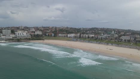 panorama de una playa suburbana con turistas en vacaciones de verano - playa bondi en los suburbios del este de sydney, nueva gales del sur, australia
