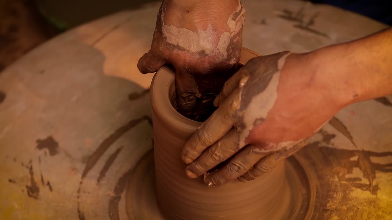 Potter al lavoro fa piatti di ceramica. India, Rajasthan.