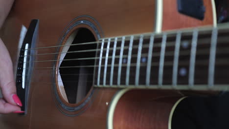 Mujer-Rasgueando-La-Guitarra-Acústica-De-Cuerdas-De-Metal.-De-Cerca