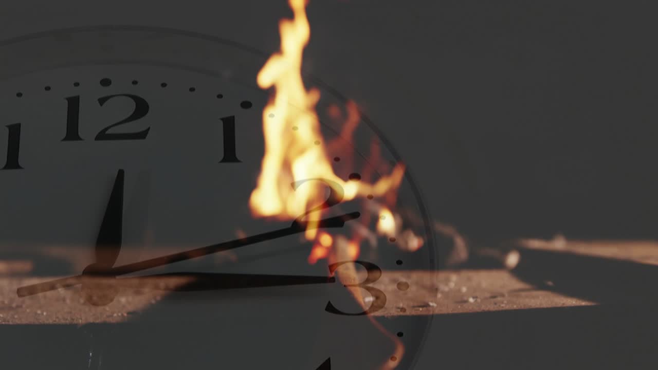 Scintilla che accende il fiammifero, fiamma che sale, tremola, la base si carbonizza, cadono le braci, l'orologio segna il tempo.