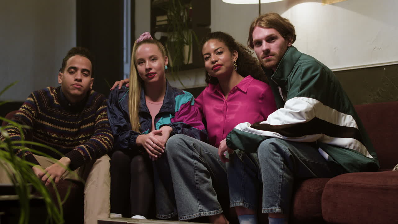 친구들이 집에서 포즈를 취하고 있습니다.