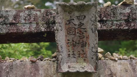 Japanisches-Stein-Torii-Tor-In-Den-Bergen-Von-Miyajima,-Hiroshima