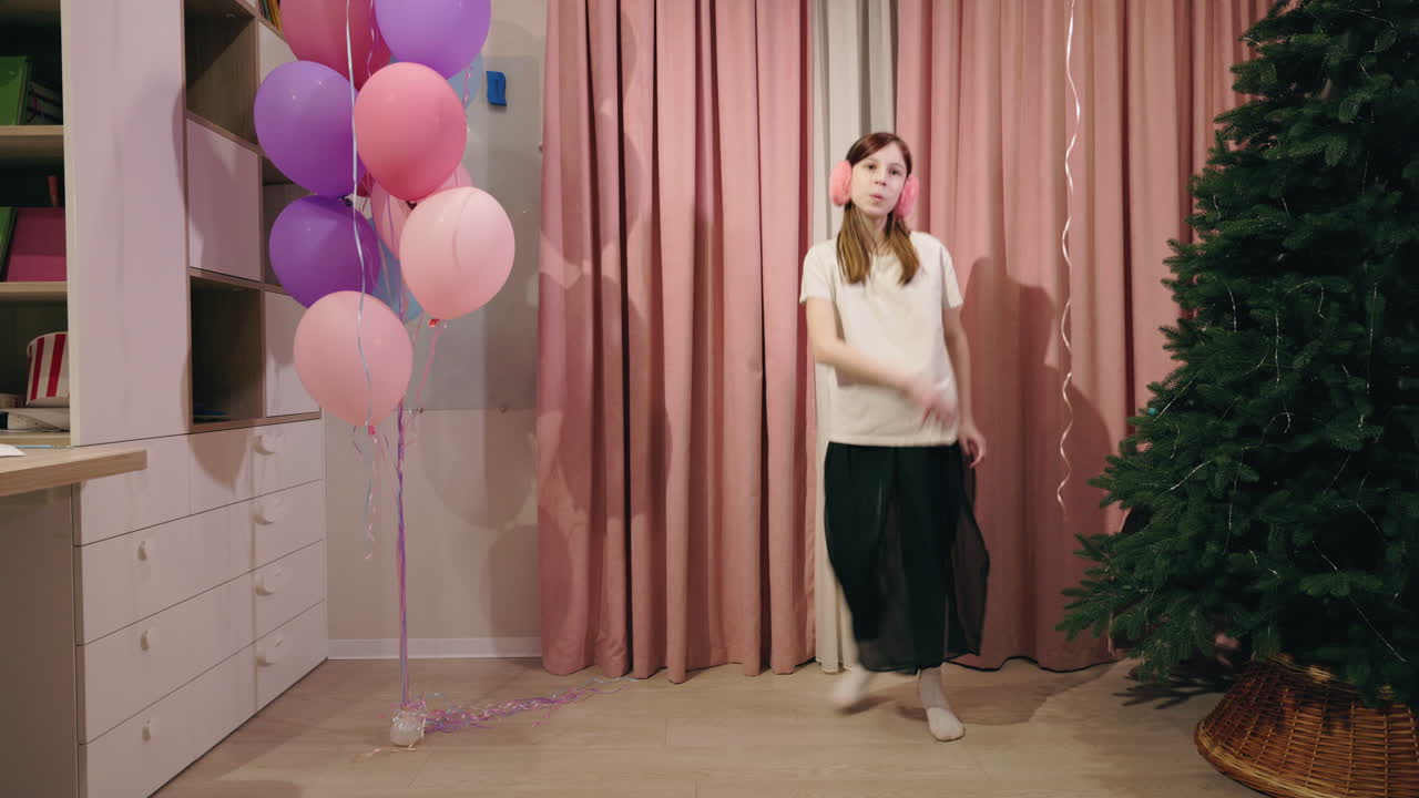 una adolescente bailando en una fiesta de navidad