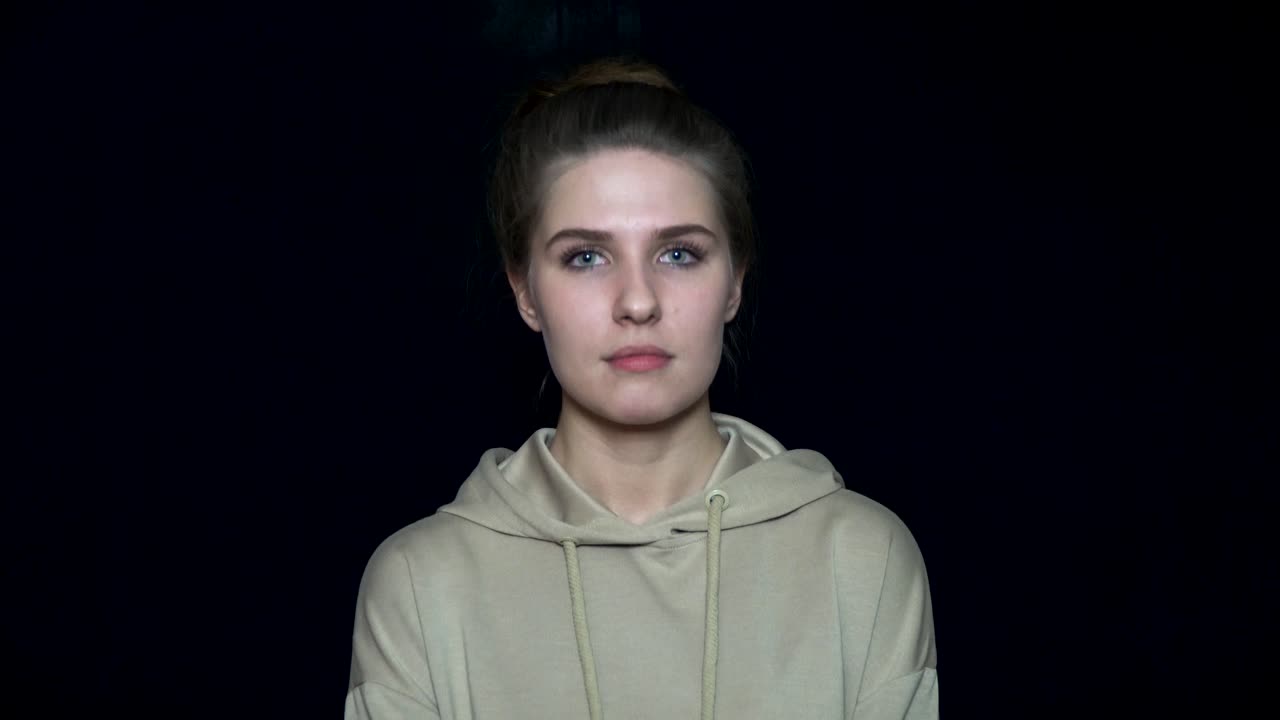 혐오스러운 얼굴을 하는 여자