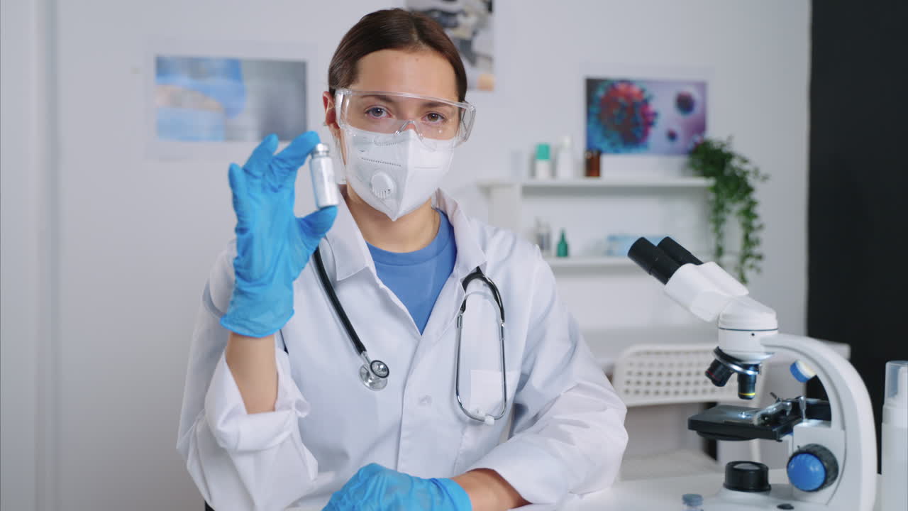 científica femenina en un laboratorio con un frasco