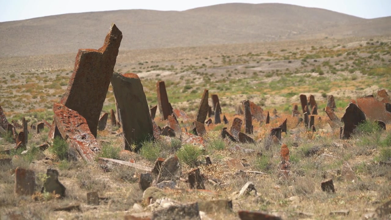 Anciennes stèles funéraires en pierre dans un paysage désertique