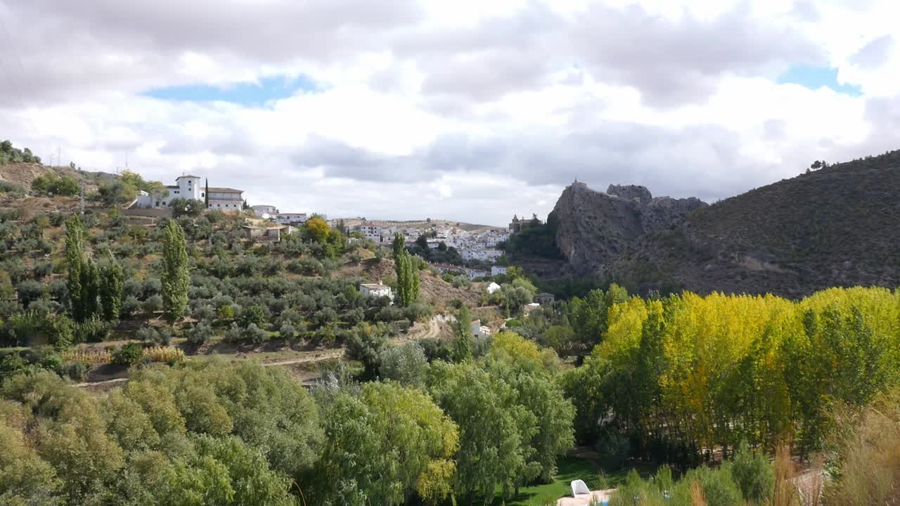 Vista generale del villaggio bianco di Castril, incastonato tra le montagne. Colori autunnali nella valle, con pioppi e ulivi