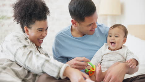 Familia,-Pareja-Y-Bebé-Jugando-Con-Juguetes