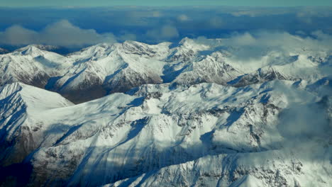 Schneebedeckte-Berggipfel-Südinsel-Queenstown-Neuseeland-Luftaufnahme-Drohnenflug-Große-Höhe-Winter-Bewölkt-Schön-Sonnig-Morgen-Nachmittag-Lake-Wanaka-Wakatipu-Landschaft-Linke-Bewegung