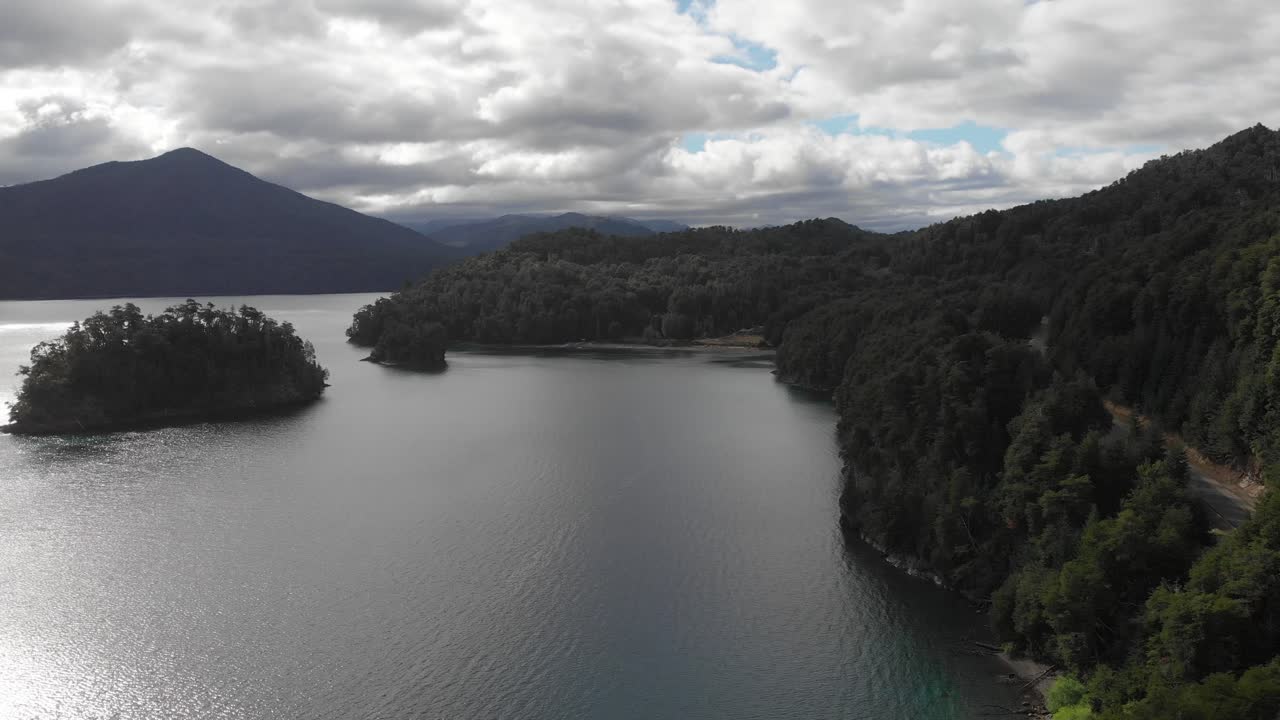 vuelo aéreo a lo largo de la costa del boscoso lago nahuel huapi, patagonia
