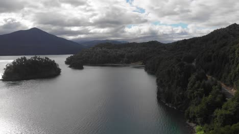 Vuelo-Aéreo-A-Lo-Largo-De-La-Costa-Del-Boscoso-Lago-Nahuel-Huapi,-Patagonia