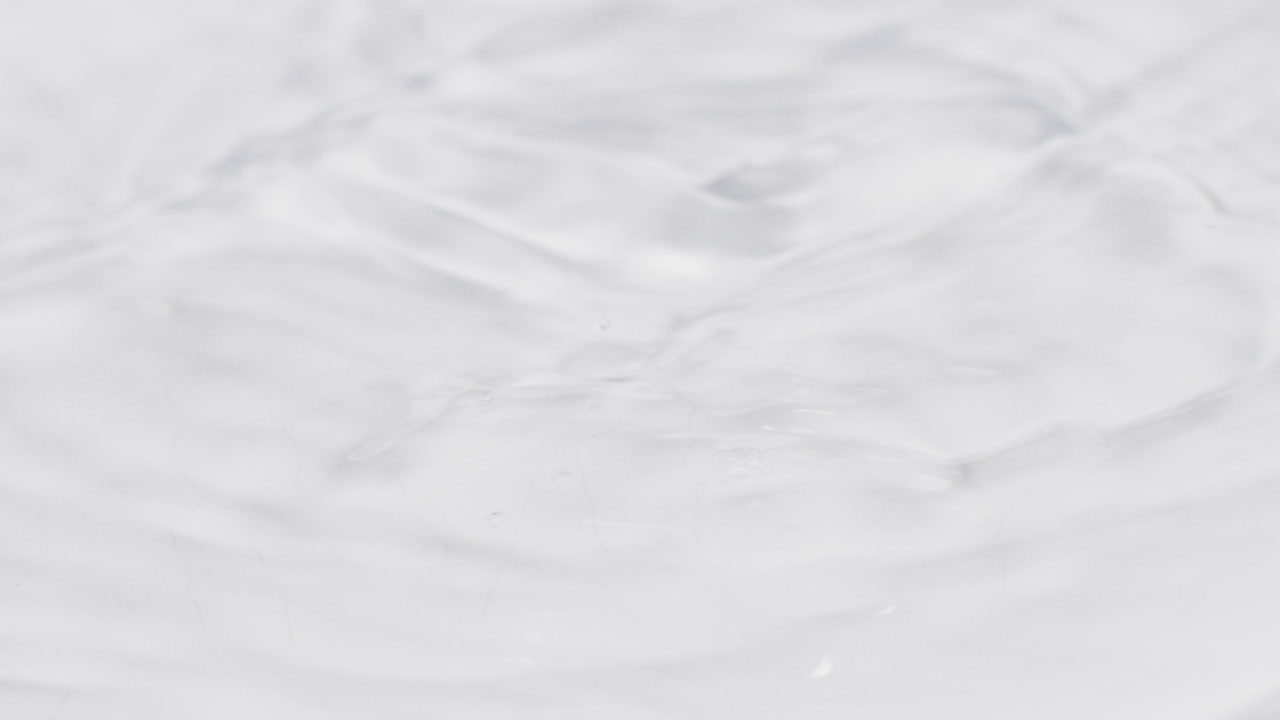 순수한 크리스탈 물에 떨어지는 물방울의 슬로우 모션