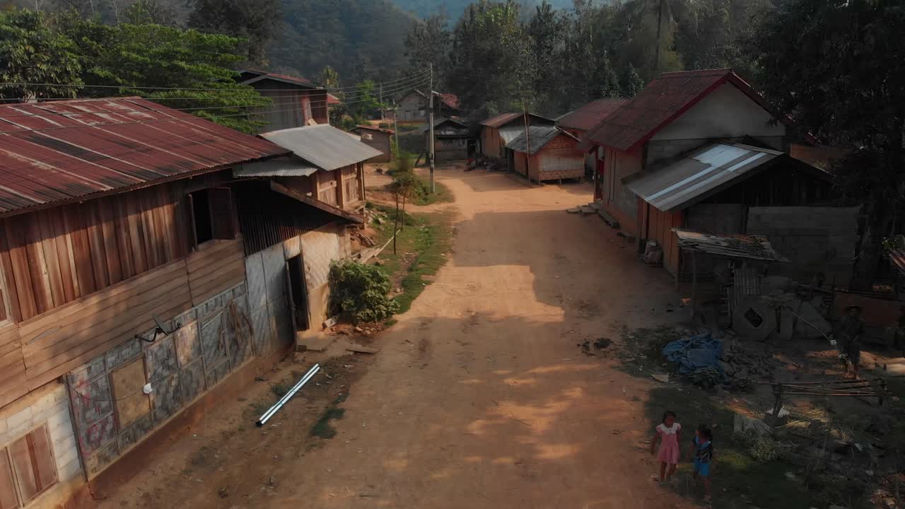 Rumah-rumah desa di jalan berdebu, Luang Prabang, Laos