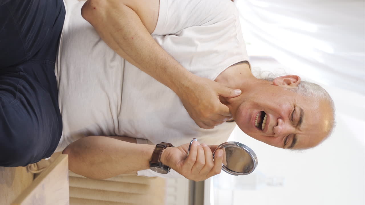 목구 ⁇  통증의 수직 비디오.